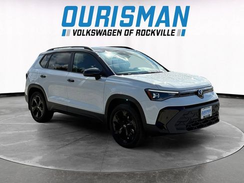 New 2025 Volkswagen Taos SE image 1