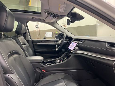 Used 2023 Jeep Grand Cherokee L Limited w/ Black Appearance Package image 11