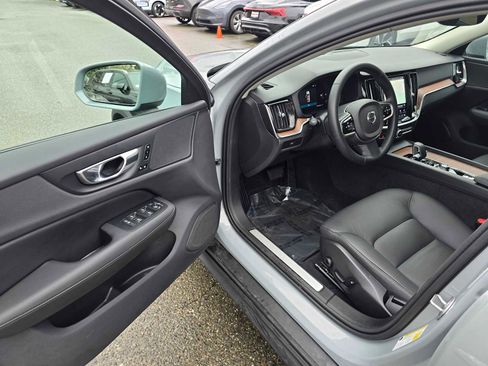 Certified 2025 Volvo V60 B5 Cross Country Plus AWD/4WD image 20