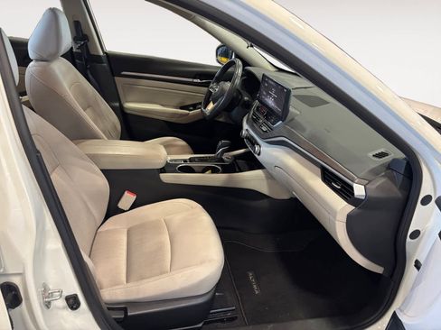 Used 2023 Nissan Altima 2.5 SV w/ SV Premium Package image 16