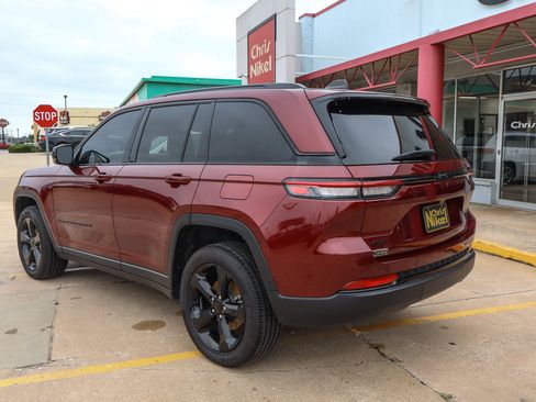 Used 2023 Jeep Grand Cherokee Altitude AWD/4WD image 13