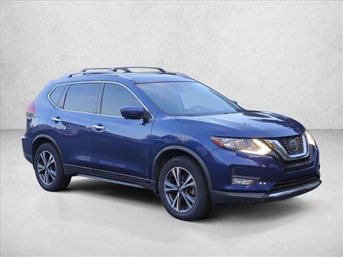 Used 2019 Nissan Rogue SV w/ Premium Package FWD image 3