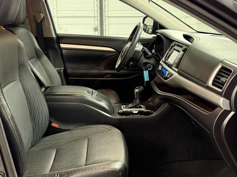 Used 2015 Toyota Highlander Plus FWD image 11