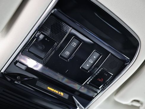 New 2025 Land Rover Range Rover Long Wheelbase SE image 50