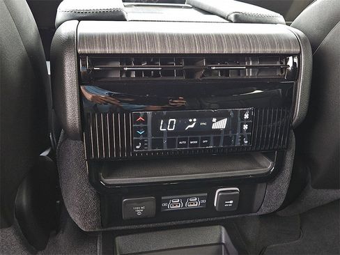 Used 2024 Jeep Wagoneer Series III w/ Premium Group I image 18