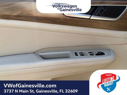 Certified 2024 Volkswagen Atlas SE w/ Panoramic Sunroof Package FWD image 18