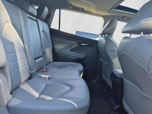 Used 2023 Toyota Highlander XLE FWD image 18