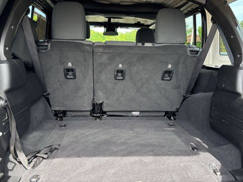 Used 2025 Jeep Wrangler Unlimited Sahara AWD/4WD image 32