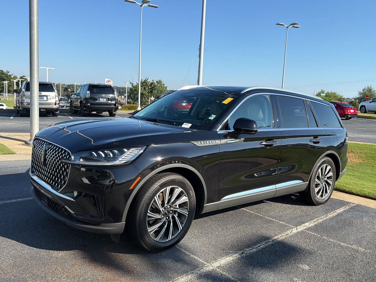 Used 2025 Lincoln Aviator 2WD image 2