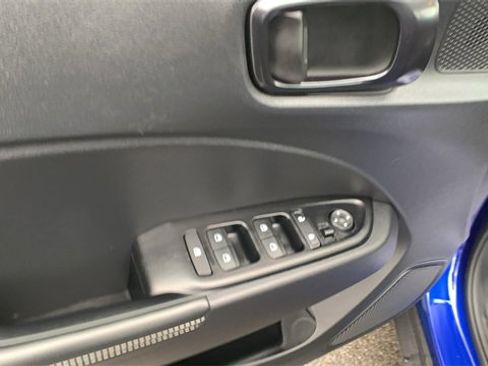 Used 2023 Hyundai Venue Limited image 11