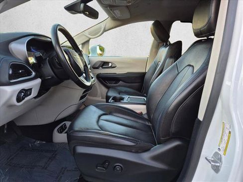 Used 2021 Chrysler Pacifica Touring-L w/ Uconnect Theater Family Group FWD image 15