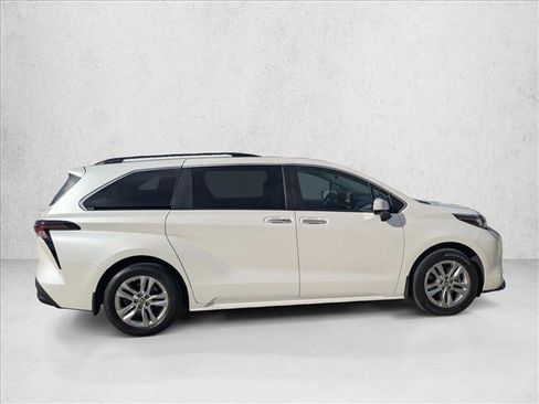 Used 2023 Toyota Sienna XLE image 4