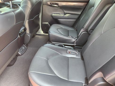 Used 2021 Toyota Highlander Limited FWD image 13