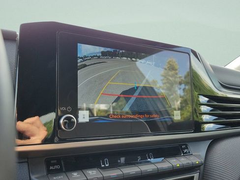 Used 2025 Toyota Camry SE FWD image 17