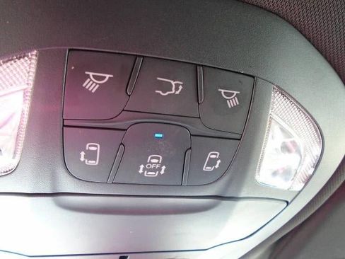 Used 2025 Chrysler Pacifica Select FWD image 16