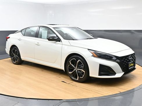 Used 2023 Nissan Altima 2.5 SR AWD/4WD image 3
