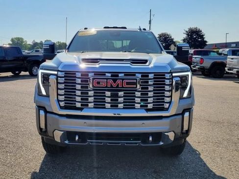 Used 2024 GMC Sierra 3500 Denali w/ Technology Package AWD/4WD image 3