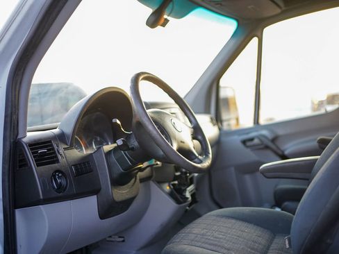 Used 2017 Freightliner Sprinter 2500 w/ Convenience Package RWD image 11