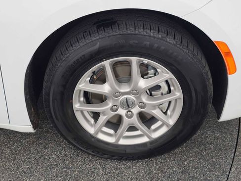 Used 2024 Chrysler Pacifica Touring-L FWD image 9