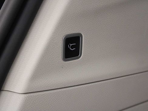 Used 2024 Chrysler Pacifica Touring-L FWD image 15