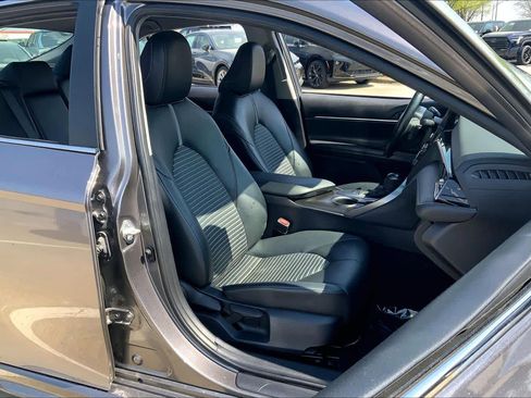 Used 2023 Toyota Camry SE image 9