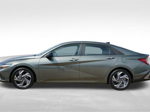 Used 2025 Hyundai Elantra SEL image 4