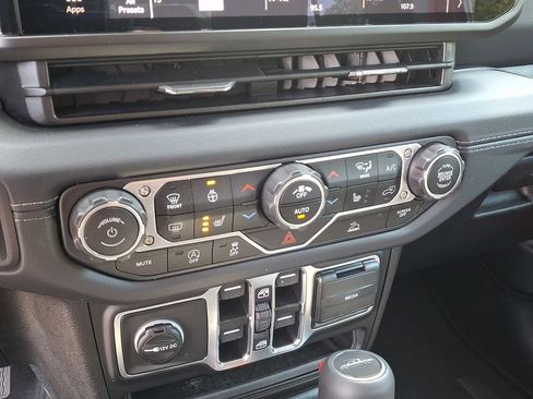Used 2025 Jeep Gladiator Sport AWD/4WD image 15