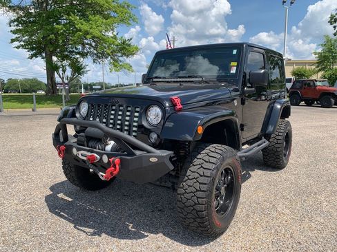 Used 2017 Jeep Wrangler Sahara AWD/4WD image 4