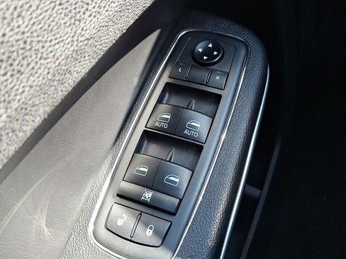 Used 2019 Chrysler 300 S image 25