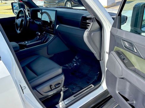 Used 2024 Lexus GX 550 image 29