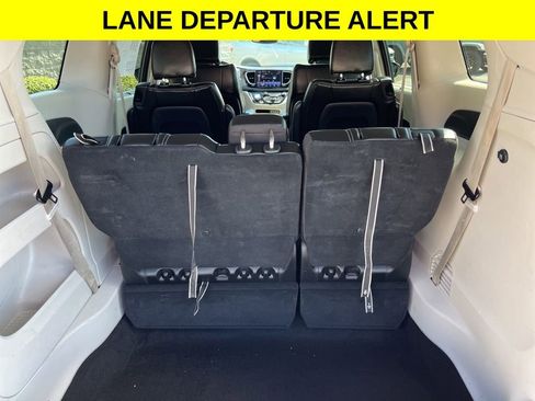 Used 2023 Chrysler Pacifica Touring-L FWD image 14