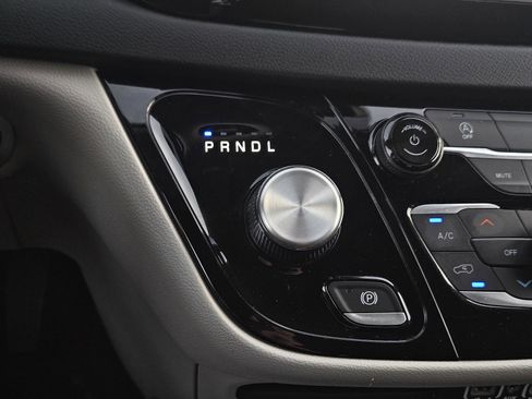 Used 2023 Chrysler Voyager LX image 22