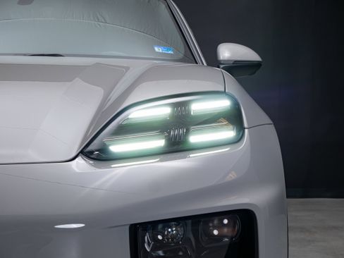 New 2026 Porsche Macan 4 Electric AWD/4WD image 12