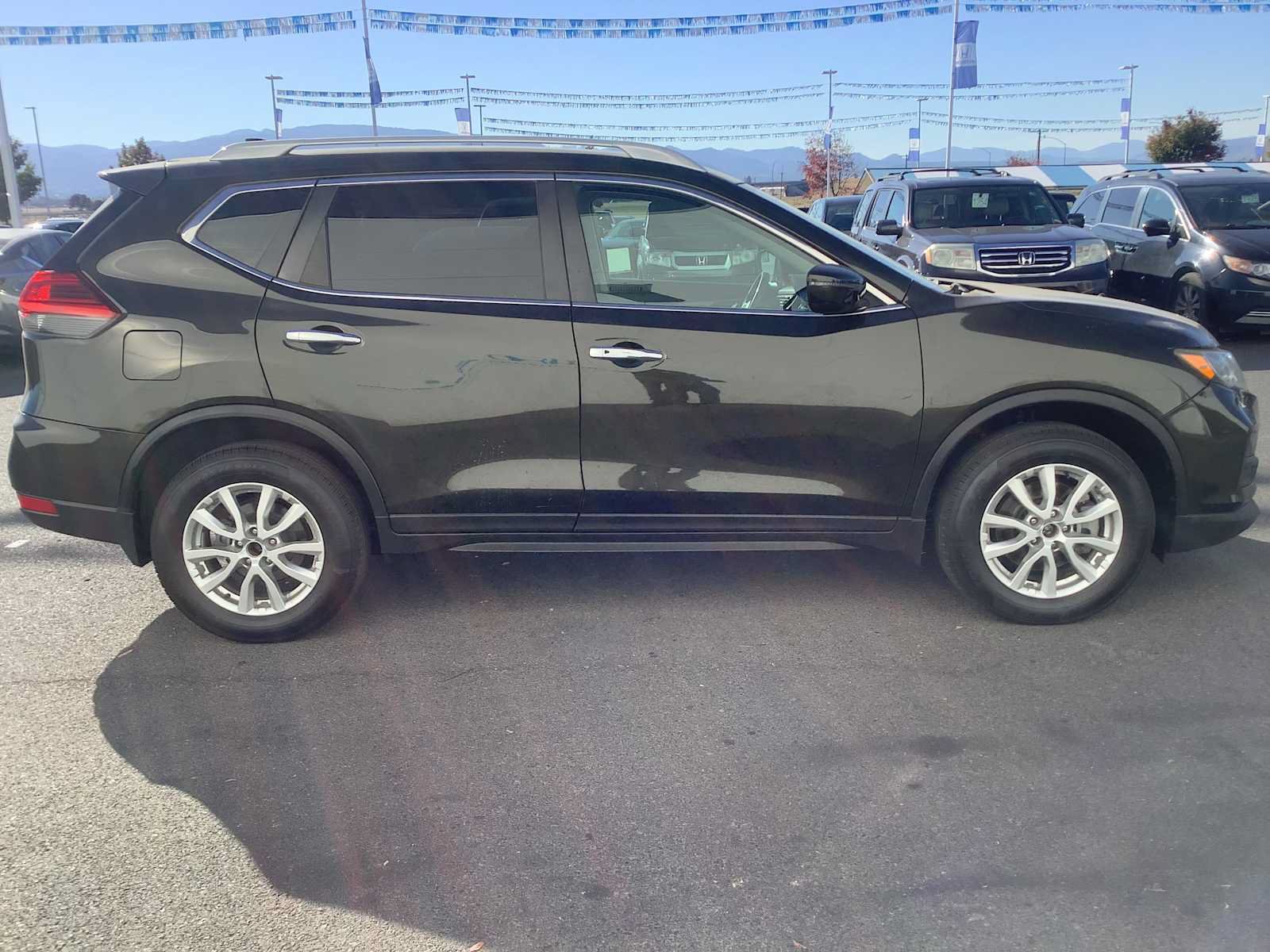 Used 2017 Nissan Rogue SV w/ SV Family Package AWD/4WD image 7