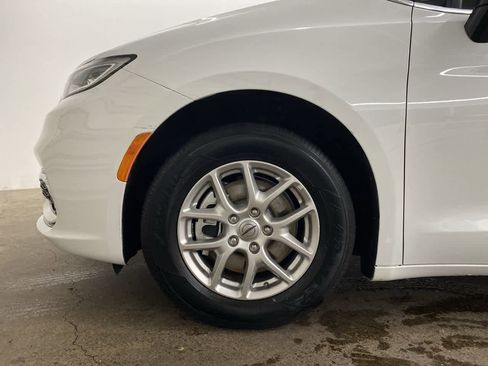 Used 2024 Chrysler Pacifica Touring-L image 11