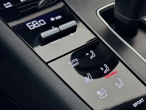 Certified 2024 Porsche Macan AWD/4WD image 21
