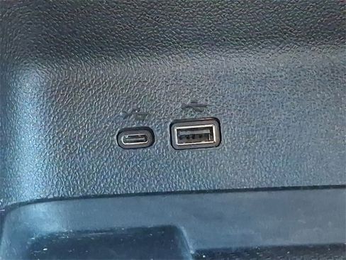 Used 2025 Chevrolet Traverse LT image 25