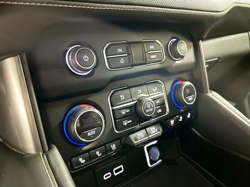 Used 2022 Chevrolet Suburban Premier image 16