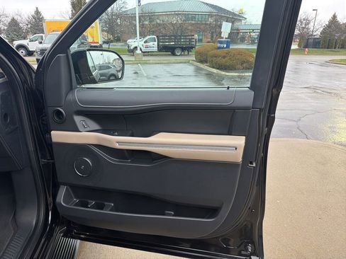 Used 2024 Ford Expedition Limited image 30