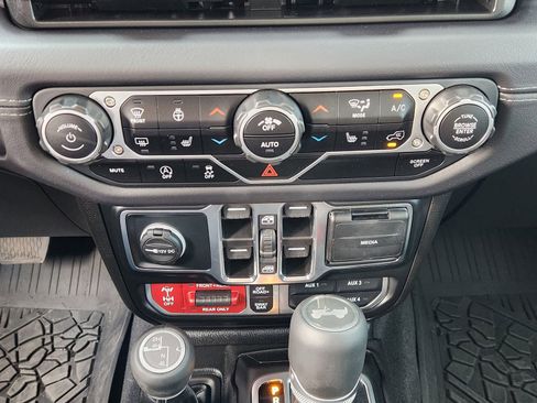 Used 2025 Jeep Wrangler Unlimited Rubicon image 23