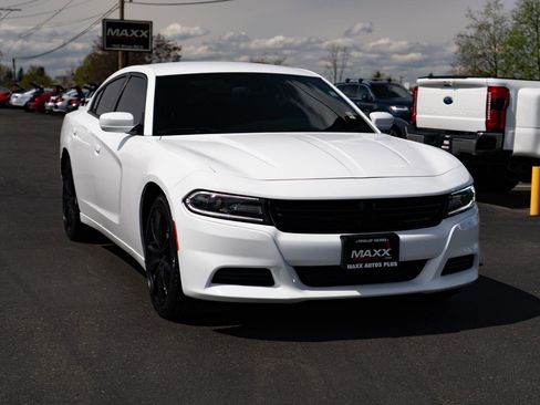 Used 2019 Dodge Charger SXT image 2