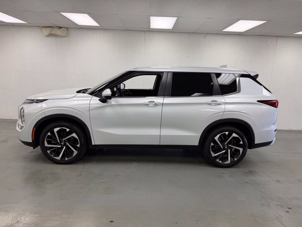 Used 2024 Mitsubishi Outlander SE FWD image 2