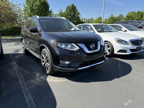 Used 2018 Nissan Rogue SL w/ Premium Package image 2
