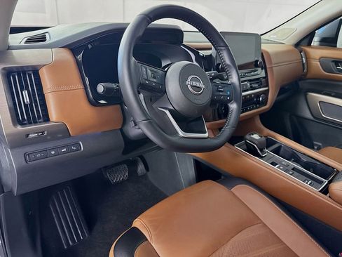 Used 2024 Nissan Pathfinder Platinum image 9