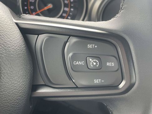 Used 2023 Jeep Gladiator Sport AWD/4WD image 16