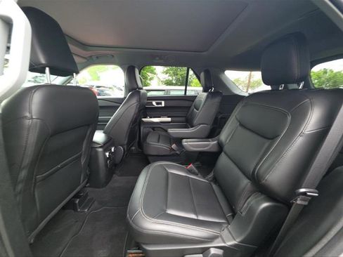 Used 2022 Ford Explorer XLT w/ Equipment Group 202A AWD/4WD image 7