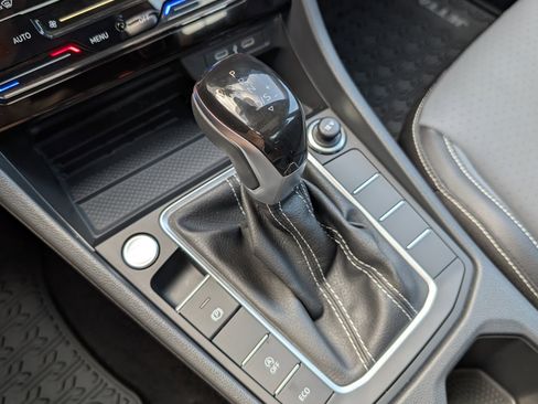 Used 2025 Volkswagen Jetta SE w/ Sunroof Package FWD image 31