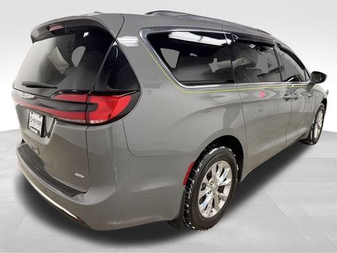 Used 2022 Chrysler Pacifica Touring-L w/ Uconnect Theater Family Group image 25