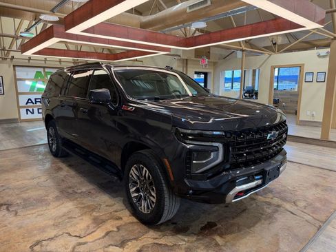 Used 2025 Chevrolet Suburban Z71 image 2