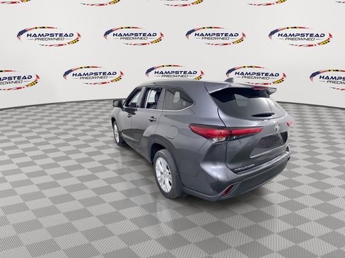 Used 2020 Toyota Highlander XLE AWD/4WD image 6
